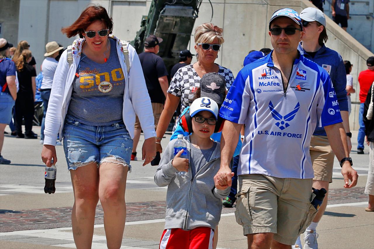 Fans - Indianapolis 500 Qualifying Day 1 - By: Lisa Hurley -- Photo by: Lisa Hurley